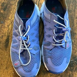 Kids The North Face light weight sneaker.